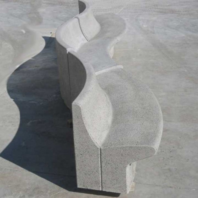 Banc de formigó corbat al voltant de l'arbre